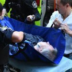 Непритомного Михайла Єфремова винесли із зали суду та госпіталізували з підозрою на інсульт. Відео