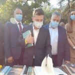 «Зелений малорос спалився на руській книзі!»: На Зеленського накинулися через руськомовну книгу