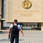 Лукашенко знову взявся за автомат. Як білоруси привітали Батьку з Днем народження. Відео