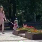 «Це ж дитина, а не собака!": Мережу обурило відео з киянкою, яка вигулює дитину на поводку як собаку. Відео