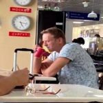 Навальний без свідомості та в комі: Очевидець показав відео з літака, де Навальний кричить від болю