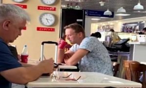 Навальний без свідомості та в комі: Очевидець показав відео з літака, де Навальний кричить від болю