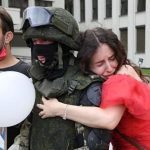 Бійці внутрішніх військ в Мінську опустили щити та були розціловані дівчатами. Відео