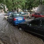 Одесу затопило за лічені хвилини: «7-й кілометр» закрився, вулиці як річки, транспорт не ходить. Відео