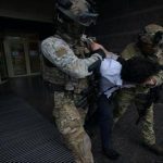 ЗАХОПЛЕННЯ БАНКУ В ЦЕНТРІ КИЄВА: СПЕЦНАЗІВЦІ "АЛЬФА" ЗАТРИМАЛИ ЗЛОВМИСНИКА