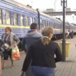 В Тернополі люди влаштували бунт та зупиняють поїзди на ходу. Відео