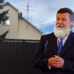 Віктор Янукович в Росії гримується до невпізнання перед виходом на вулицю. Відео