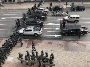 У центр Мінська увійшли військові та бронетехніка: Опозиція збирає марш до резиденції Бацьки - НАЖИВО