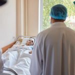 "Ти народився в сорочці..": Зеленський відвідав у госпіталі курсанта який вижив після аварії АН-62. ВІДЕО