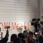 Мітингарі заблокували будинок Володимира Зеленського та написали на заборі "ІМПІЧМЕНТ". Відео