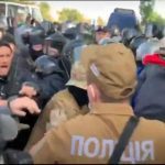 В Одесі сталися зіткнення на між поліцією та активістами біля проведення зборів ОПЗЖ. ВІДЕО