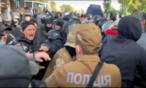 В Одесі сталися зіткнення на між поліцією та активістами біля проведення зборів ОПЗЖ. ВІДЕО