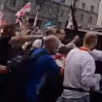 Протестуючі в Мінську відлупцювали та змусили втікати силовиків на автомобілі. ВІДЕО