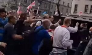 Протестуючі в Мінську відлупцювали та змусили втікати силовиків