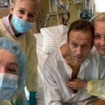 «Поправляйся, наш майбутній президент»: Навальний опублікував перше фото після свого отруєння