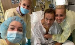 «Поправляйся, наш майбутній президент»: Навальний опублікував перше фото після свого отруєння