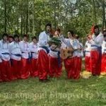 "Слава Україні!": Застряглі в Білорусі хасиди в українських костюмах заспівали гімн, щоб їх пустили в Умань