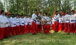 Хасиди в українських костюмах заспівали гімн, щоб їх пустили в Умань