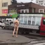 Мережу розвеселив голий чоловік в Києві, біля станції метро. ВІДЕО