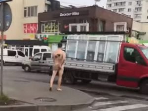 Мережу розвеселив голий чоловік в Києві, біля станції метро. ВІДЕО