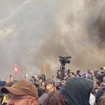 Протест під КСУ: Активісти закидали Конституційний суд презервативами та димовими шашками. ВІДЕО