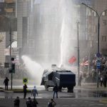 Учасники протестів в Мінську вивели з ладу міліцейський водомет, і той почав поливати силовиків. ВІДЕО