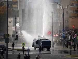 Учасники протестів в Мінську вивели з ладу міліцейський водомет, і той почав поливати силовиків. ВІДЕО