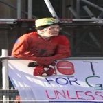 Відео ДНЯ: На Біг-Бен влізла Людина-павук протестуючи проти карантину