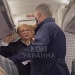 Шепталися прямо в проході: Порошенко та Тимошенко застукали в одному літаку. ВІДЕО