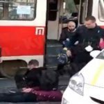 В Києві підлітки влаштували погром у вагоні трамвая, вибили там вікна, та напали на кондуктора. ВІДЕО