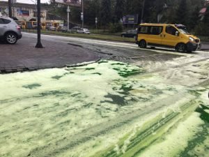 Жителів Тернополя налякали зелені річки