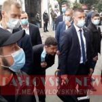 Володимир Зеленський знявши маску заспокоїв дитину яка почала плакати, та розвеселив всіх. ВІДЕО