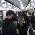 "Без маски? На вихід!": Харківська поліція влаштувала облаву в метро. Відео