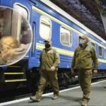 Пили, курили та бігали голі: Потяг Львів-Київ зупинили через двох неадекватних дівчат. ВІДЕО