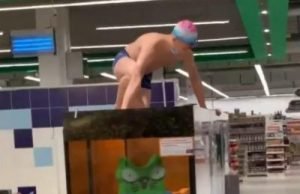 Голий пранкер в супермаркеті Херсона пірнув в акваріум