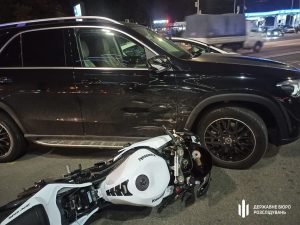 В Києві суддя на Mercedes-Benz збив підлітка на мотоциклі Kawasaki
