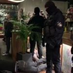 Виламали двері та поклали всіх на підлогу: в Києві жорстко "покарали" порушників карантину. Відео 