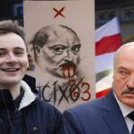 Творець каналу NEXTA Путіло показав Лукашенку «член». Відео