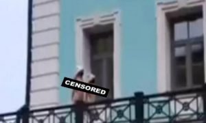Голі дівчата на ґанку Андріївської церкви в Києві шокували мережу. Відео