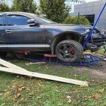 П'яний львів'янин на джипі розніс дитячий майданчик та завис на гойдалках. Відео