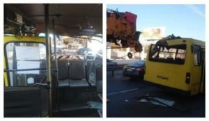 В Одесі підйомний кран стрілою протаранив набиту людьми маршрутку «Богдан». Відео