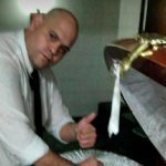 Скандал ДНЯ: Працівник моргу позує на тлі Марадони в труні з піднятим у верх пальцем, та рукою на лобі