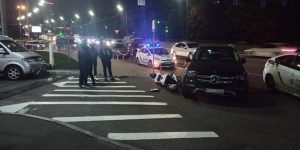 В Києві суддя на Mercedes збив підлітка на мотоциклі