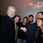 Тяжкий стан тещі Порошенка не завадило подружжю в чудовому настрої вирушити в кіно. Відео