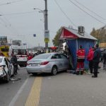 Знову загиблі: В Києві таксист «Uber» влетів в зупинку з людьми. Відео