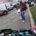 В Києві пенсіонер «нокаутував» пакетом байкера, але був покараний. Відео