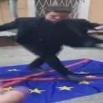 В Одесі осквернили прапор ЄС та влаштували на ньому танці. Відео