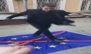 В Одесі осквернили прапор ЄС та влаштували на ньому танці. Відео