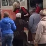 Де маска?: В Києві жінку ногами виштовхали з трамвая. Відео