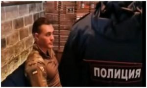 В центрі Ялти переполох через озброєного хлопця у військовій формі та з прапором України. Відео